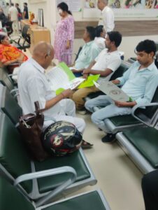 देवकी देवी टी सी ट्रस्ट द्वारा आयोजित कैंप में जांच के बाद अपनी रिपोर्ट देखते हुए Eye परीक्षणार्थी