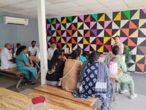 सामूहिक परामर्श/सलाह देतीं हुईं दृष्टि विशेषज्ञ ।