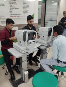 देवकी देवी टी सी ट्रस्ट द्वारा आयोजित कैंप में उत्कृष्ट दृष्टि जांच।