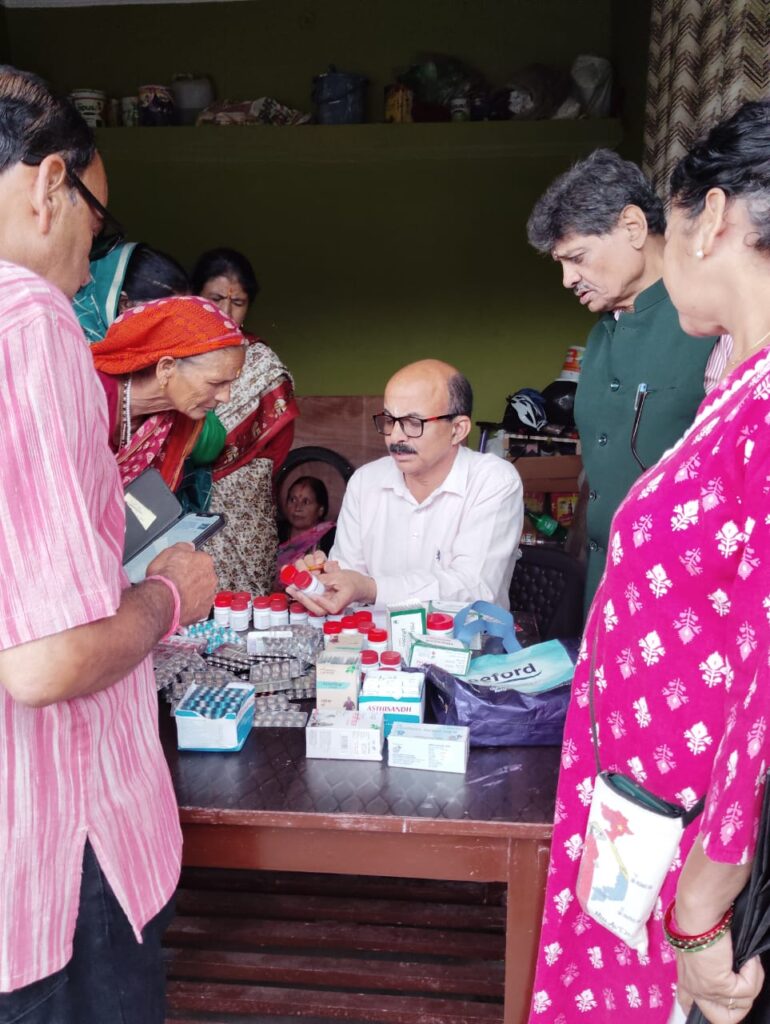 कांडा भाकरपंत ग्राम सभा में देवकी देवी ट्रस्ट द्वारा विशाल मुफ्त दवा वितरण शिविर संपन्न
